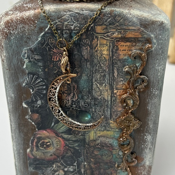 Hand Crafted One of a Kind Gothic Decorative Bottle with Roses and Skull - Picture 6 of 15